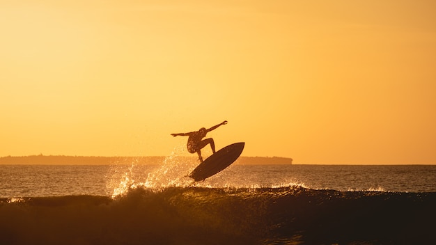 Descubre la sorprendente verdad detrás del deporte más emocionante del mundo: El Surf.