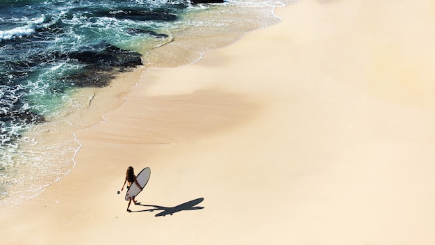 ¿El Surf es realmente un deporte originario de Hawai? La polémica detrás de su historia