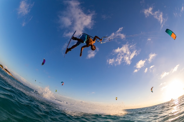 ¿Es el Kitesurf un deporte peligroso? La polémica detrás de este deporte extremo y las medidas de seguridad que se deben tomar.