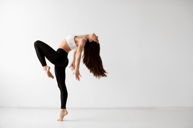 ¿La danza es realmente una forma de arte o solo un entretenimiento superficial? La polémica detrás de su valor cultural.