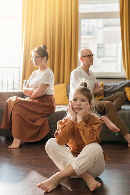 Descubre la verdad detrás de Casados con hijos: ¿Una comedia clásica o una serie sexista y ofensiva?