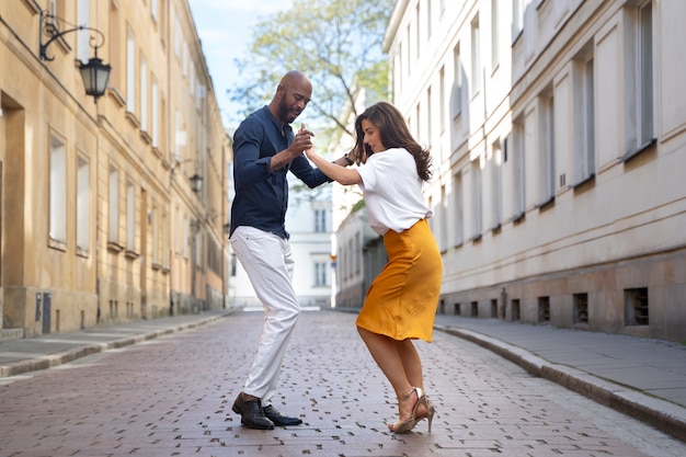 Descubre la verdad detrás de la Bachata: ¿música de amor o de dolor?