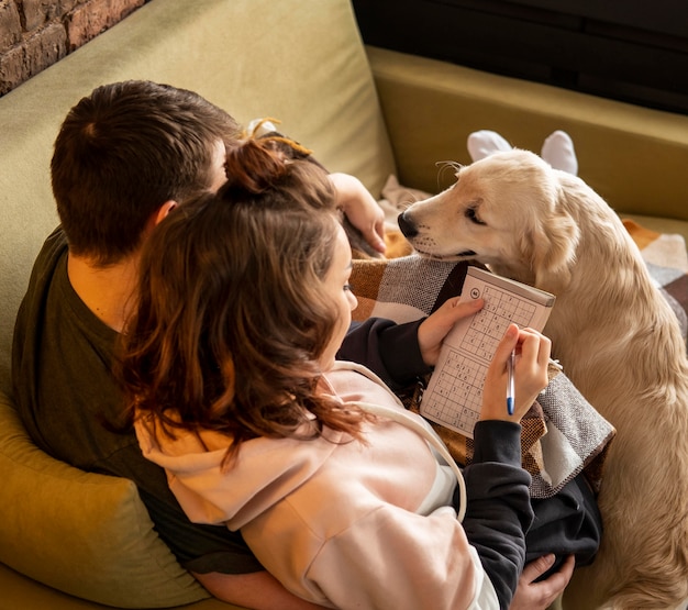 Descubre la verdad detrás de la Familia Peluche: ¿una comedia inocente o una crítica social disfrazada?