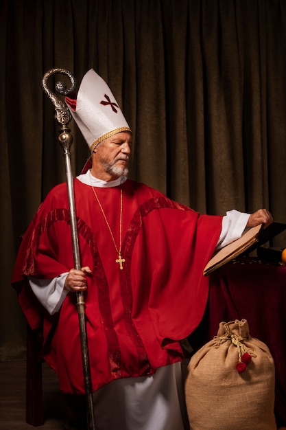 Descubre la verdad detrás del Papa Pitufo: ¿un líder sabio o un dictador disfrazado de azul?