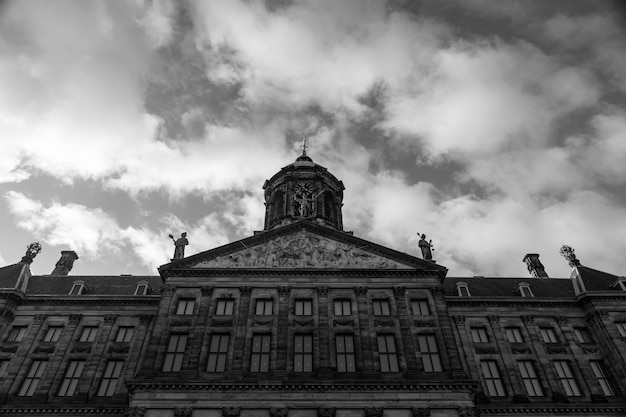 El oscuro pasado del Club Bilderberg: revelaciones sorprendentes sobre su influencia en la política mundial.