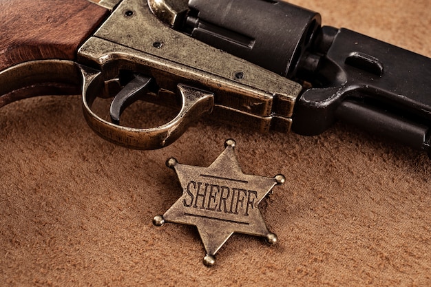La fascinante historia detrás de Amigos de armas que no conocías aún.