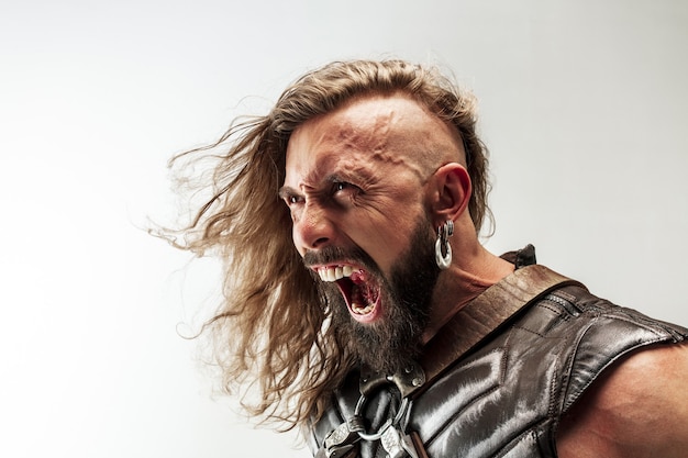 La increíble y desconocida historia de Ragnar Lodbrok, el legendario vikingo que conquistó el mundo con su espada y su coraje. ¡No podrás creer lo que este héroe nórdico logró en su vida!