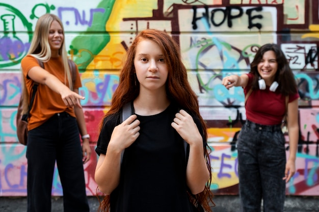 La verdadera historia de las Chicas de la Foto en un Meme Discriminatorio