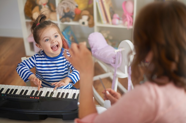 ¿Conoces la historia detrás de las Canciones Infantiles más populares? Sorpréndete con la verdad que nunca te contaron.