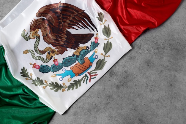 ¿Es el Himno Nacional Mexicano un símbolo de unidad o de exclusión? Una reflexión sobre su letra y su impacto en la sociedad actual.