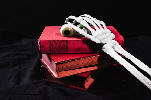 ¿Es la Biblia del Diablo un peligroso objeto satánico o un tesoro histórico y cultural?