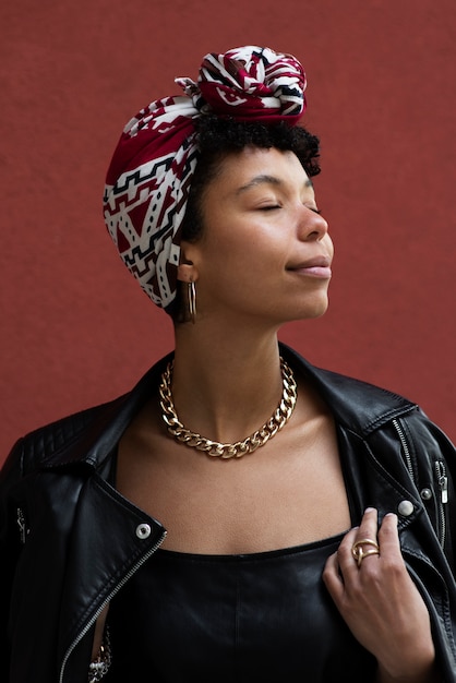 ¿Es la Dama Negra un símbolo de la lucha por la justicia o una amenaza para la sociedad? ¡Opina tú mismo!