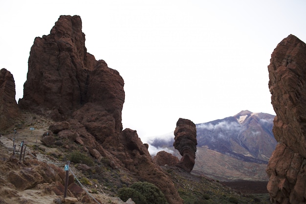 - ¿Es la Piedra del Peñol un tesoro natural o una explotación turística? Reflexiona sobre su impacto.