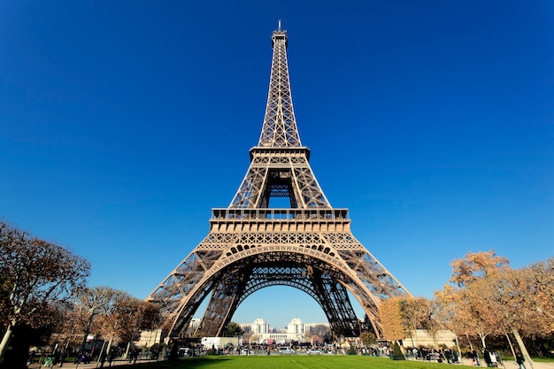 ¿Es la Torre Eiffel más que un símbolo de París? Reflexiona sobre el arte y el legado cultural
