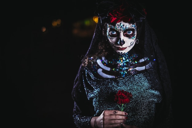 ¿Es la adoración a la Santa Muerte una práctica peligrosa o simplemente una expresión de fe? Reflexiones sobre la polémica en torno a esta figura.