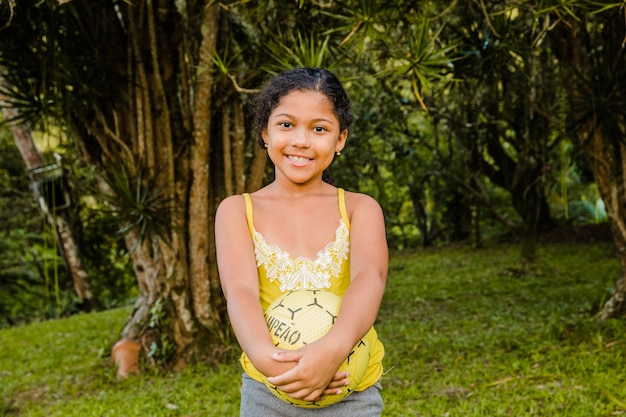 ¿Fue el Niño de la Selva una víctima de la sociedad o un peligro para ella? La polémica sobre su verdadera naturaleza.