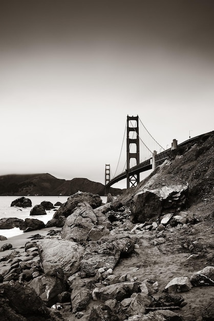 ¿Fue la fuga de Alcatraz una hazaña de valentía o un acto desesperado por sobrevivir? Descubre la verdad detrás de uno de los escapes más famosos de la historia y decide por ti mismo.
