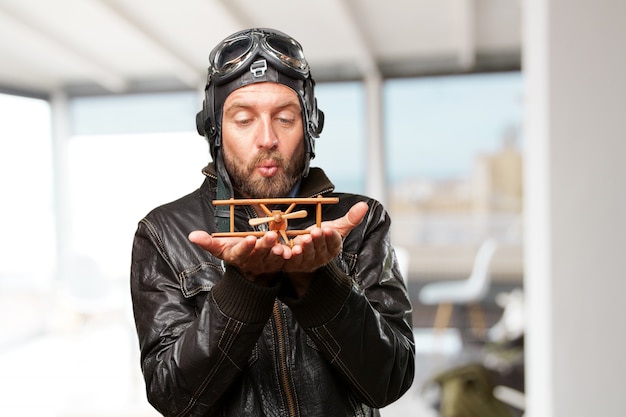 ¿Héroe o villano? Descubre la verdad detrás del aviador más famoso de la historia
