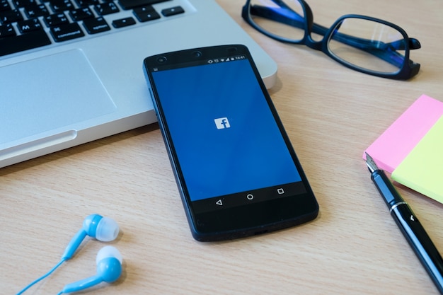 ¿Mark Zuckerberg es un genio o un ladrón? Descubre la verdad detrás de la creación de Facebook y decide tú mismo.