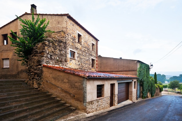 ¿Por qué la Casa de Bernarda Alba sigue siendo relevante hoy en día? Reflexiones sobre el patriarcado y la represión en la obra de Federico García Lorca.