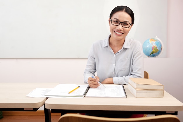 ¿Por qué la figura de la Maestra Argentina sigue siendo relevante hoy en día? Reflexiones sobre la educación en Argentina y el papel de los maestros en la formación de las futuras generaciones.