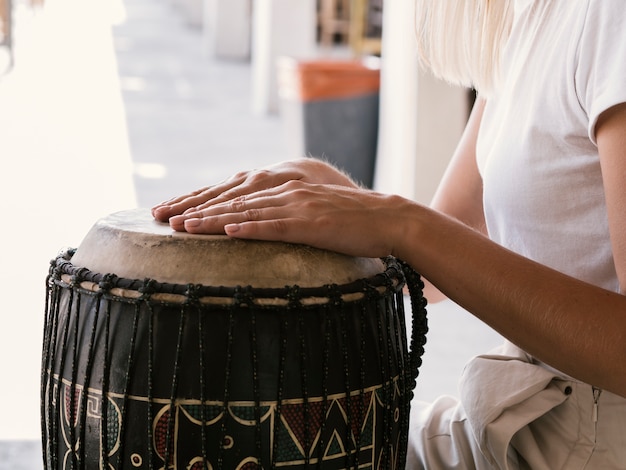 ¿Qué hay detrás de la verdadera historia de Bongo Bongo? Reflexiona sobre la importancia de conocer la verdad detrás de las leyendas populares.