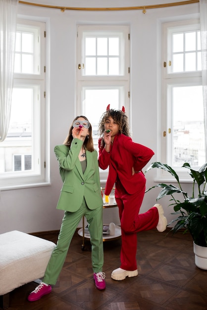 ¿Realmente conoces la verdadera historia detrás de las Pijama Parties? Descubre la verdad detrás de esta popular tendencia y reflexiona sobre su impacto en la sociedad actual.