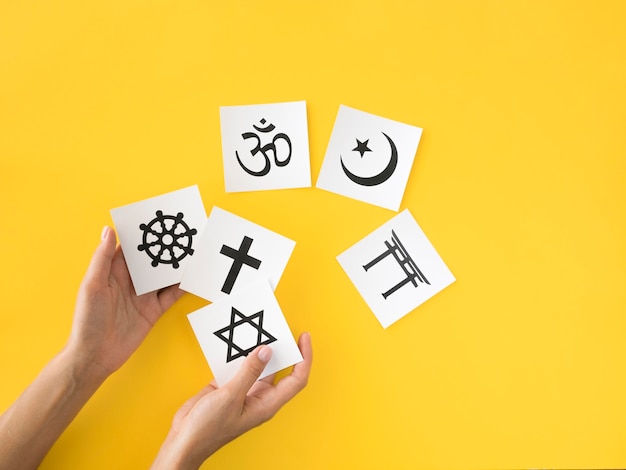 ¿Realmente conoces la verdadera historia detrás de las religiones? Descubre la verdad que te han ocultado durante siglos y despierta tu mente a nuevas posibilidades.