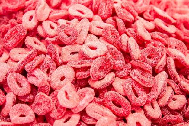 ¿Realmente deberíamos estar comiendo gomitas? Una reflexión sobre su impacto en nuestra salud y en el medio ambiente.