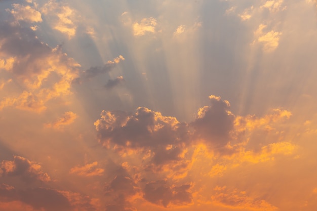 ¿Realmente existe Dios? Una reflexión sobre la fe y la existencia divina