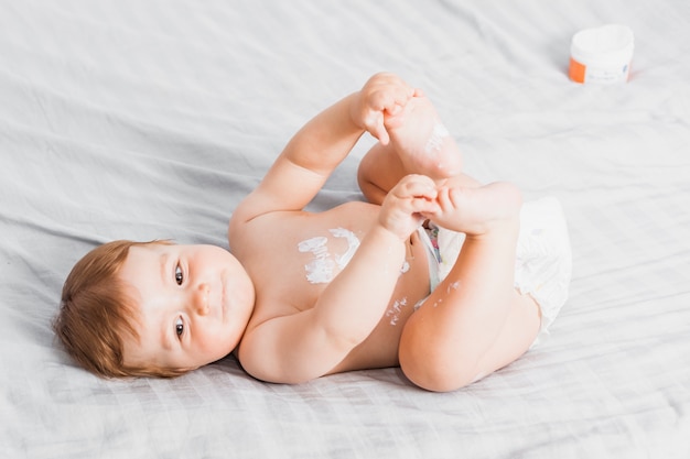 ¿Realmente necesitan los bebés usar pañales? Una reflexión sobre la crianza y la necesidad de adaptarnos a las necesidades de nuestros hijos.