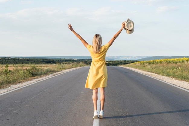 ¿Realmente nos lleva Camino a la Felicidad hacia la felicidad? Una reflexión necesaria.