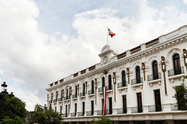 ¿Renunció por el pueblo o por su propio interés? Descubre la verdad detrás de la dimisión del presidente de Guatemala.