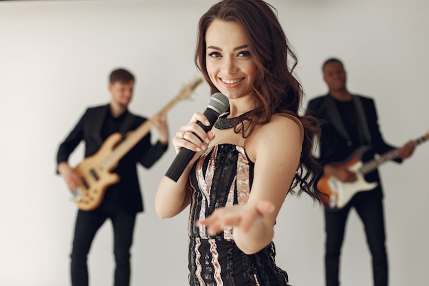 ¿Son los cantantes realmente talentosos o solo son productos de la industria musical? La reflexión sobre la autenticidad en la música.