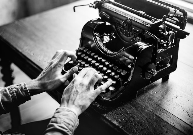 ¿Te imaginas un mundo sin libros ni periódicos? Descubre cómo la invención de la imprenta cambió la historia para siempre.
